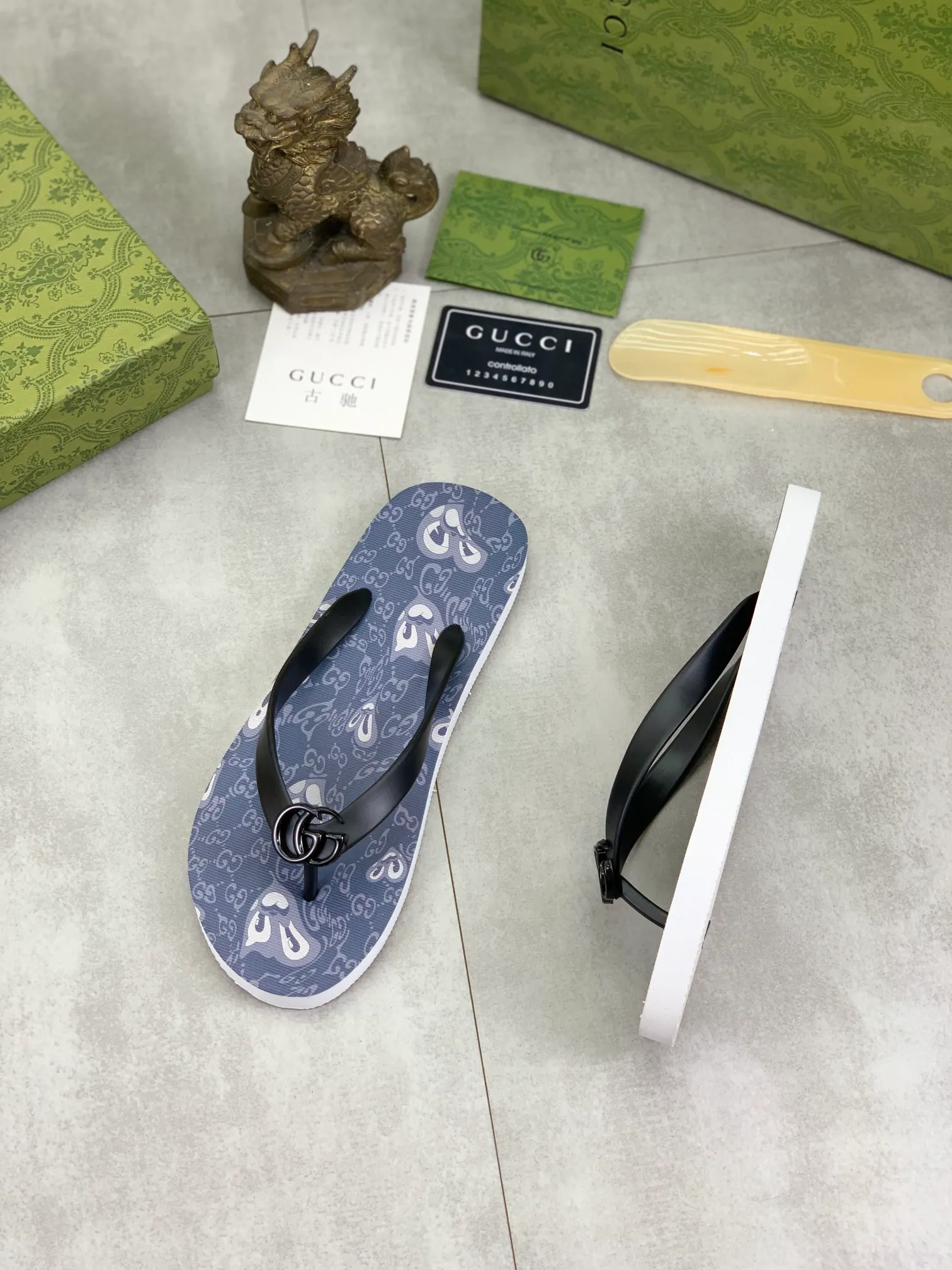 Men's men's shoes 💰P220💰【New style】🆘【GUCCI】Official website's popular Gucci adult couple 🧑‍🤝‍🧑 style, children's flip-flops are on sale at the counter simultaneously! Original fabric imported from Italy. Original bottom provided by the original factory. Size: Adult 36-45. Children’s size: 30-37. Multiple colors available.